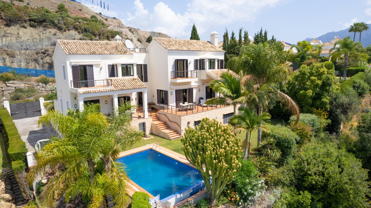 Frontline golf villa with magnificent panoramic views of the sea and the golf course