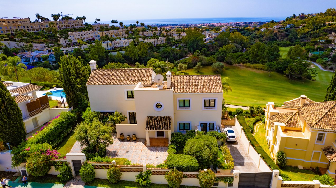 Frontline golf villa with magnificent panoramic views of the sea and the golf course