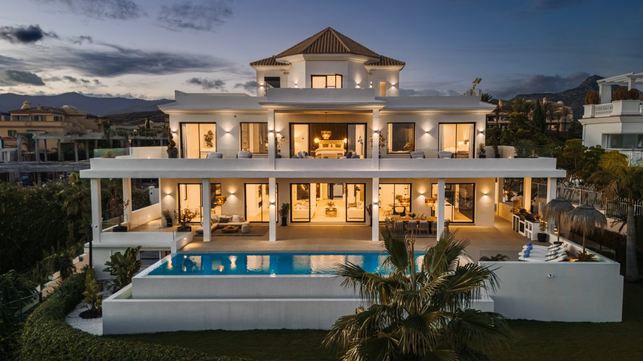 Spectacular family villa in the exclusive community of Los Flamingos