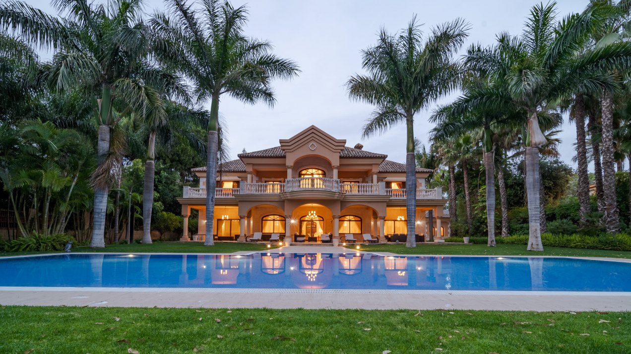 Exceptional large villa beachside, a unique opportunity