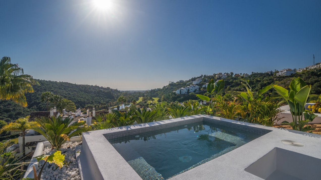 Excepcional ático dúplex con vistas al mar y al campo de golf en comunidad segura