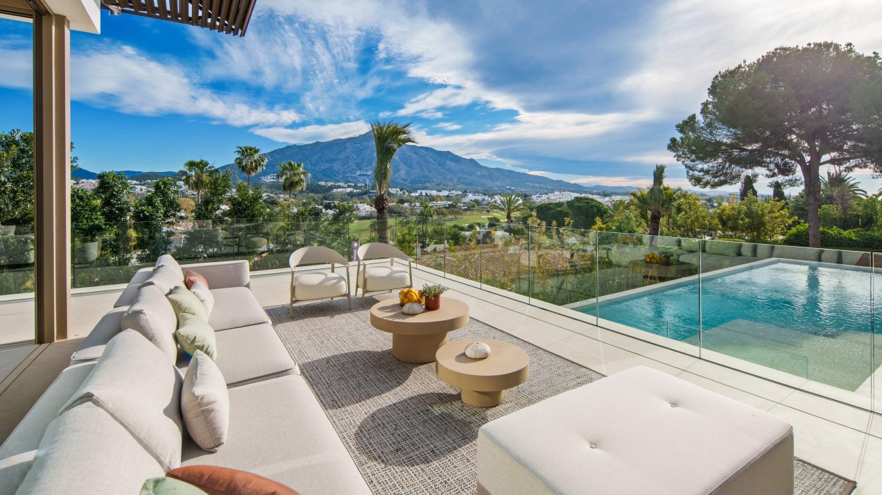 Luxury living surrounded by golf and mountain scenery in Nueva Andalucía, Marbella