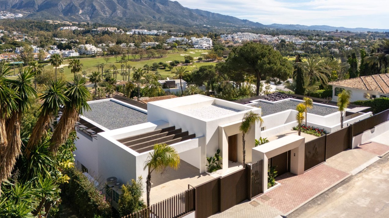 Luxury living surrounded by golf and mountain scenery in Nueva Andalucía, Marbella