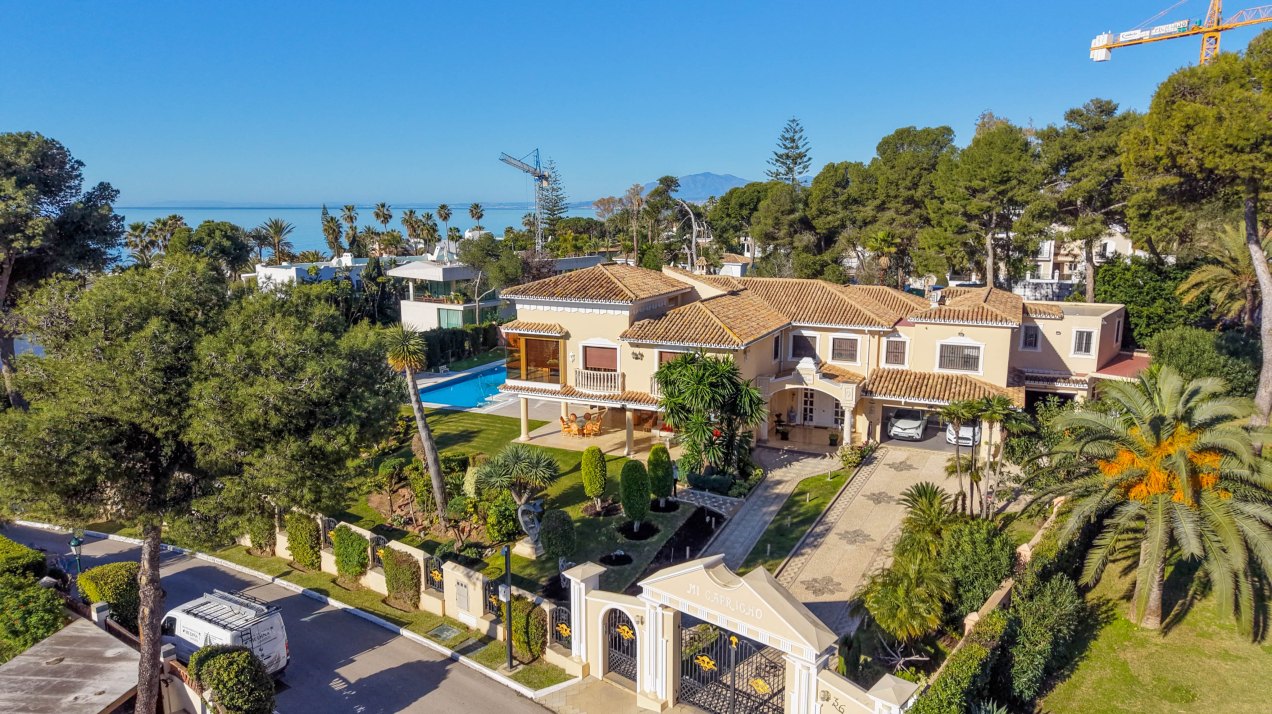 Beachside villa in Los Monteros Playa, Marbella