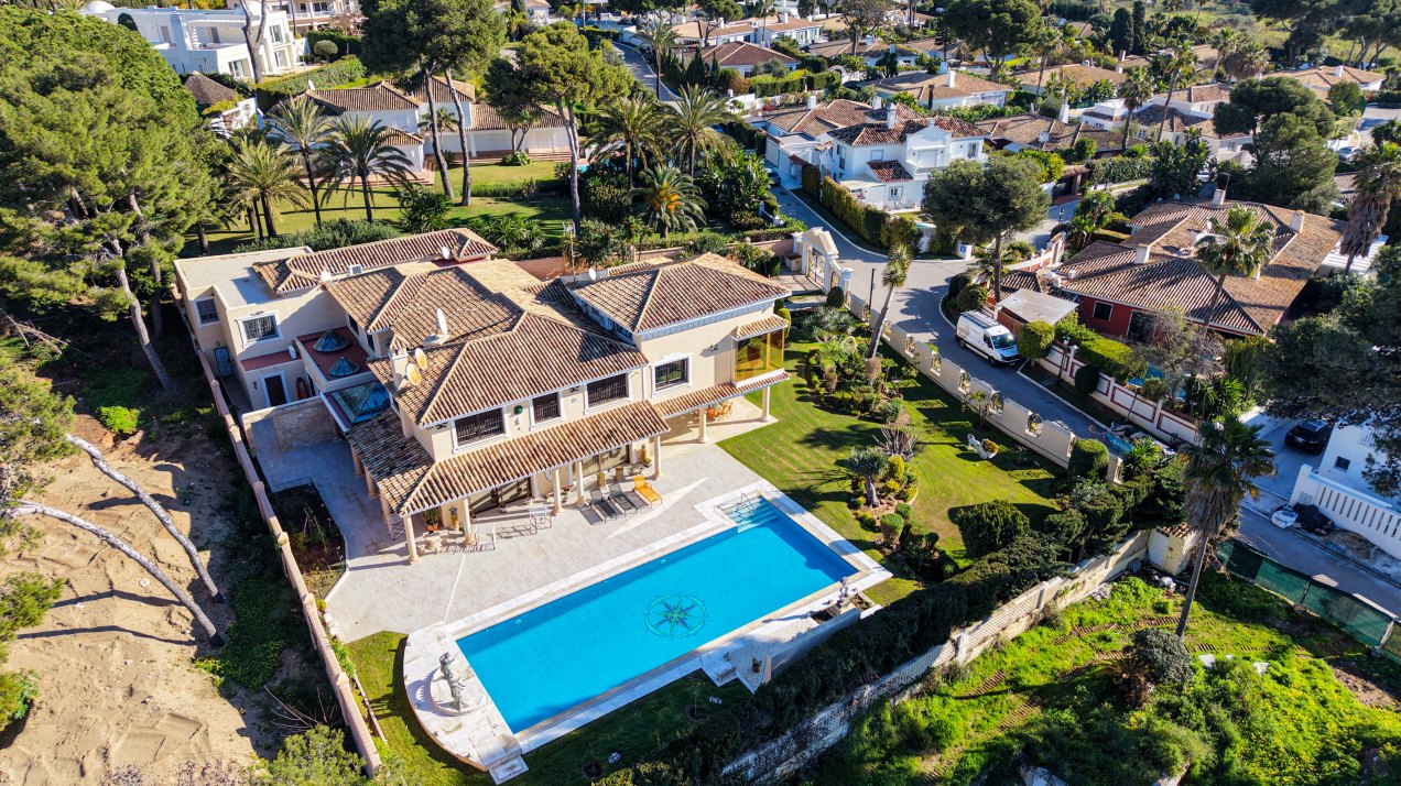 Beachside villa in Los Monteros Playa, Marbella