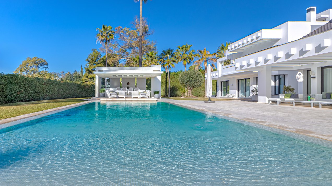 Contemporary luxury villa with expansive plot and refined Mediterranean living in Guadalmina Baja, Marbella