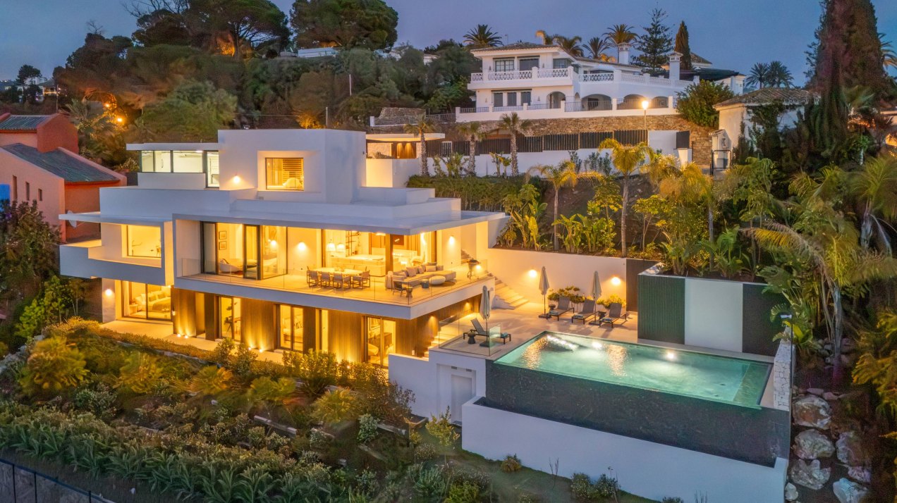 Refined contemporary villa with panoramic sea views in El Rosario, Marbella East