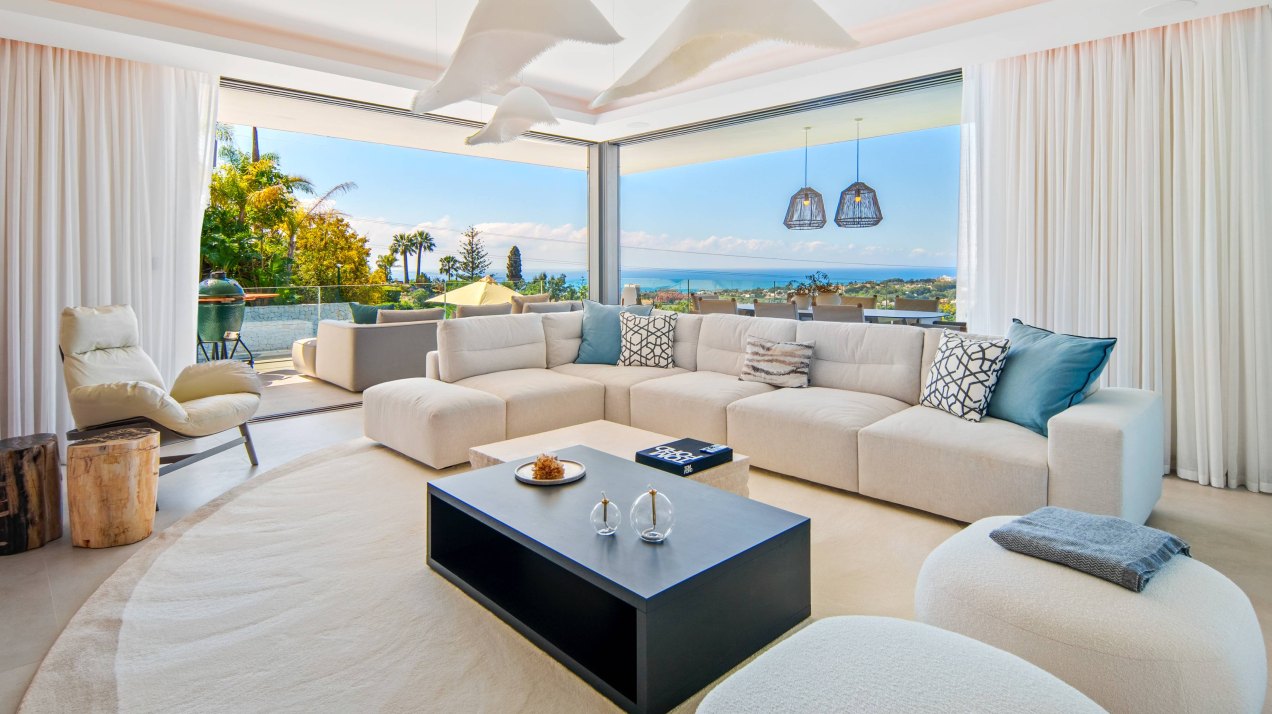 Refined contemporary villa with panoramic sea views in El Rosario, Marbella East