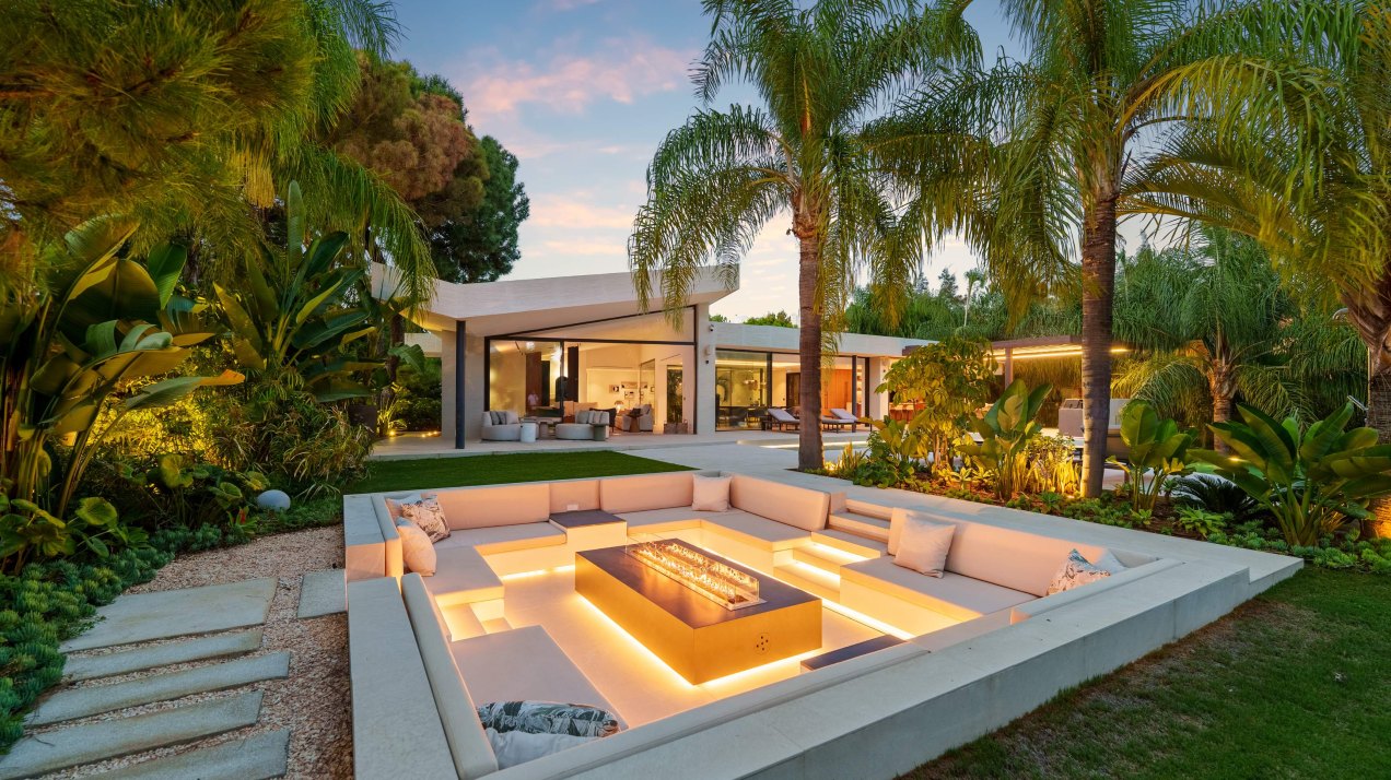 Residencia sofisticada con piscina privada y entorno tranquilo en Las Chapas, Marbella Este