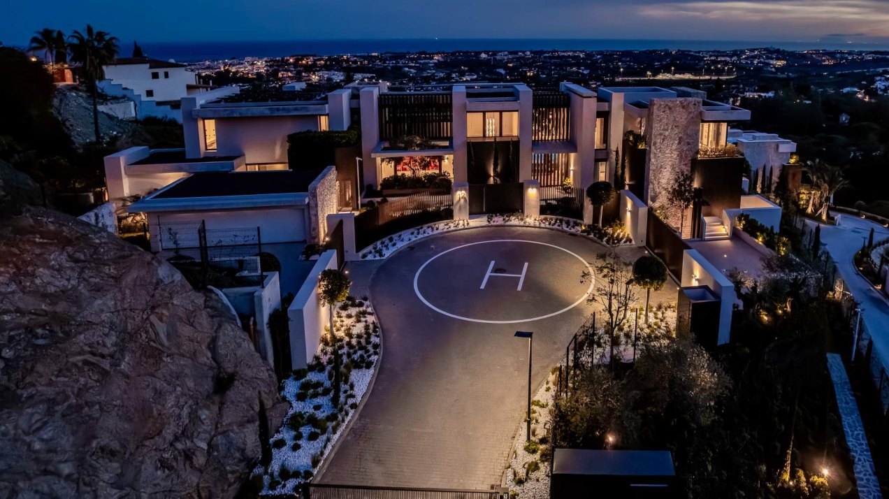 Prestigious hillside residence with panoramic sea and mountain views in La Quinta, Benahavis