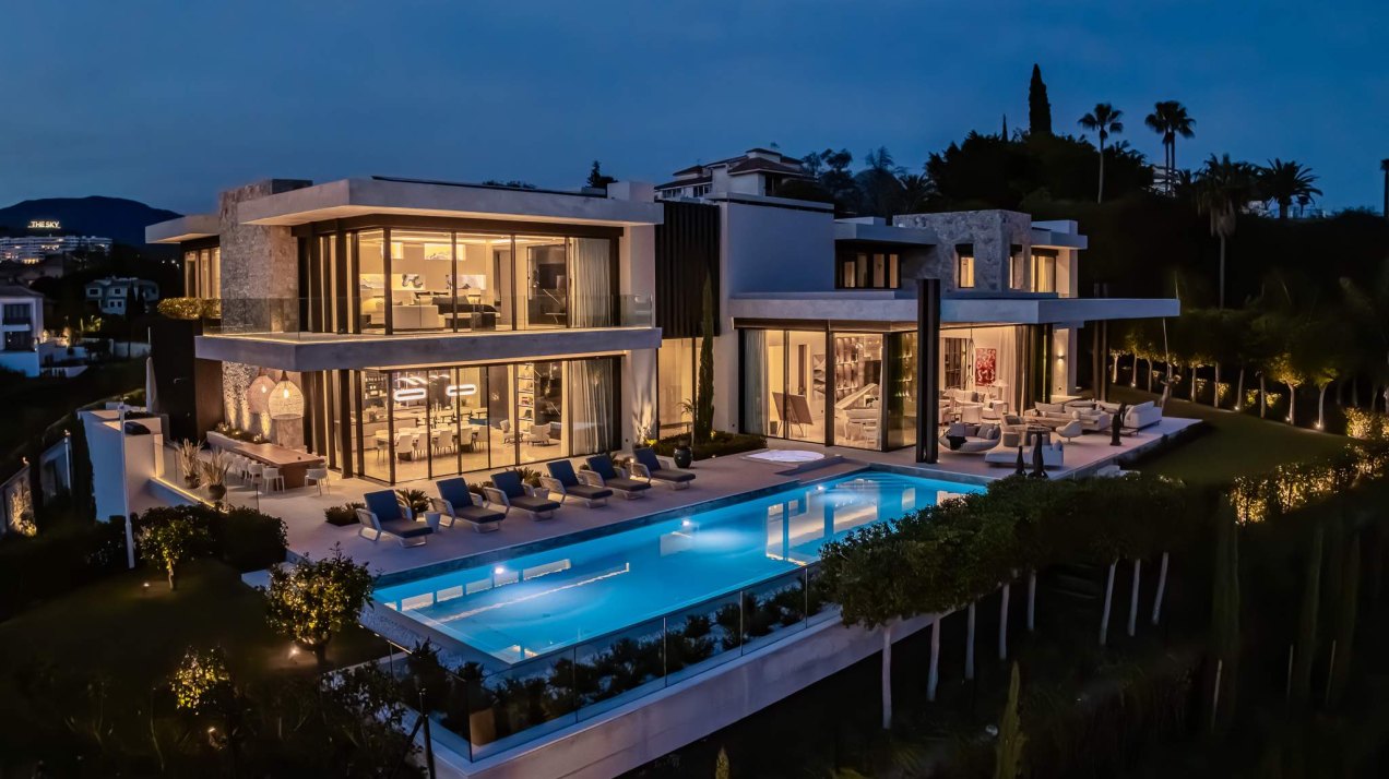 Prestigious hillside residence with panoramic sea and mountain views in La Quinta, Benahavis