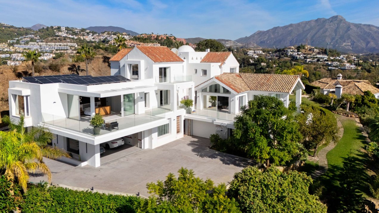 Amplia villa contemporánea con casa de invitados en un entorno privado en ladera, Puerto del Almendro, Benahavís
