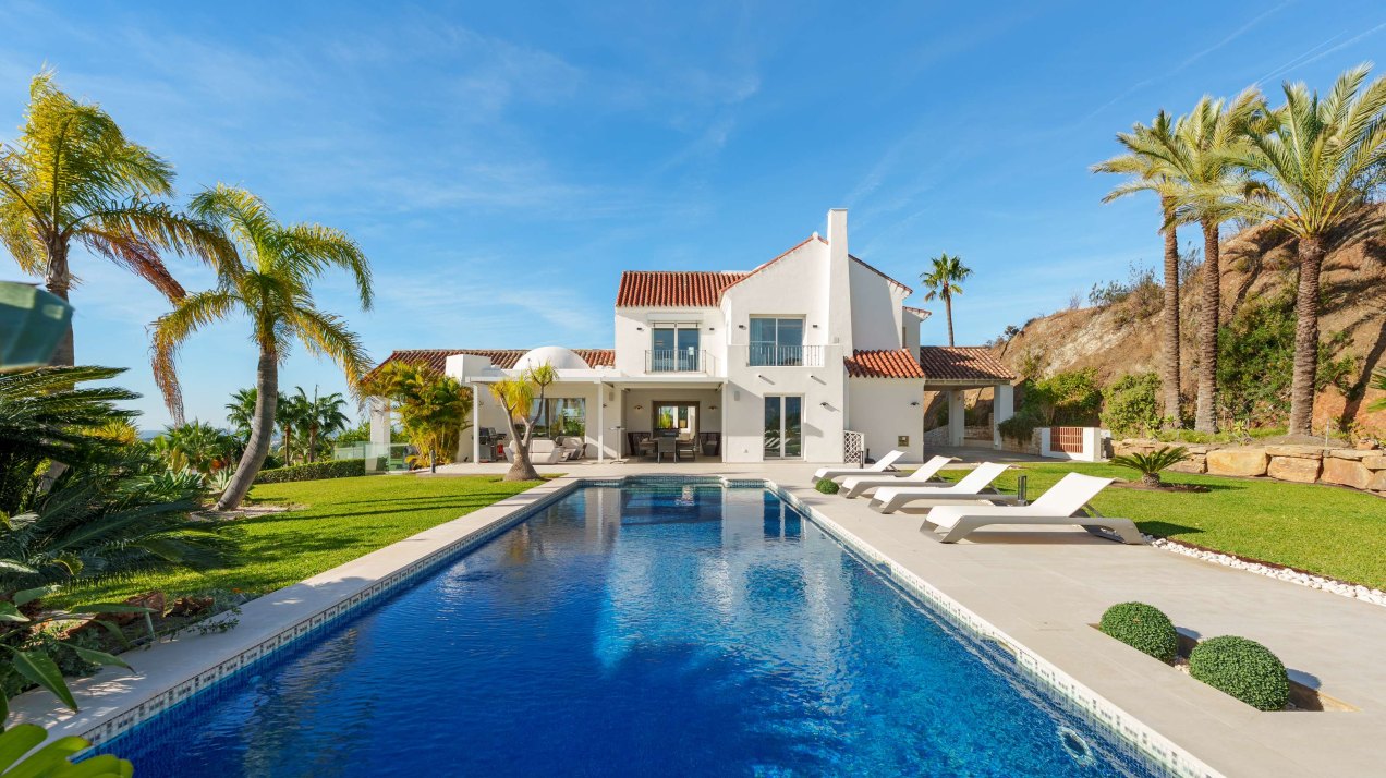 Amplia villa contemporánea con casa de invitados en un entorno privado en ladera, Puerto del Almendro, Benahavís