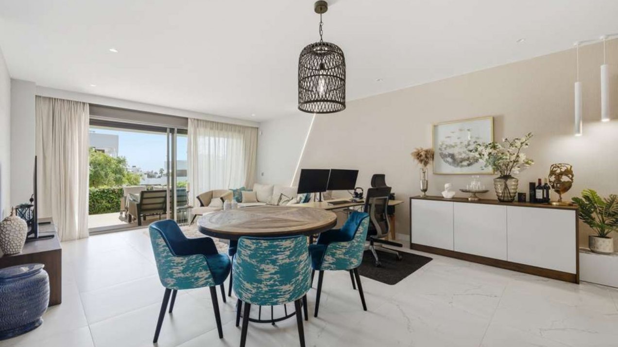 Elegante planta baja elevada con gran terraza, 2 garajes y 2 trasteros en Las Mesas, Estepona