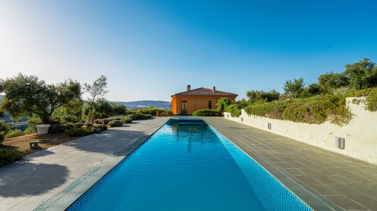 Villa La Mandaluz, un hogar único e inspirador, donde el arte y la arquitectura dialogan, rodeada de un paisaje protegido en Ronda, Málaga