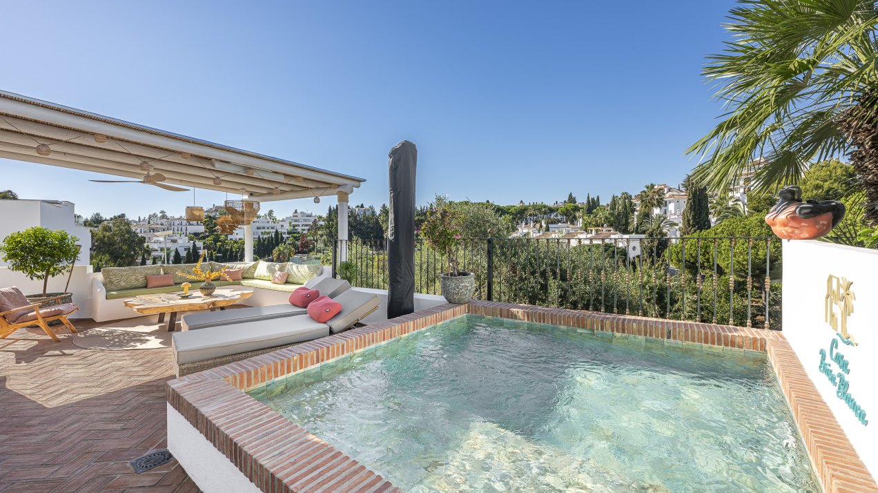 Elegante adosado con piscina privada y vistas panorámicas en Arco Iris, Altos de Puente Romano