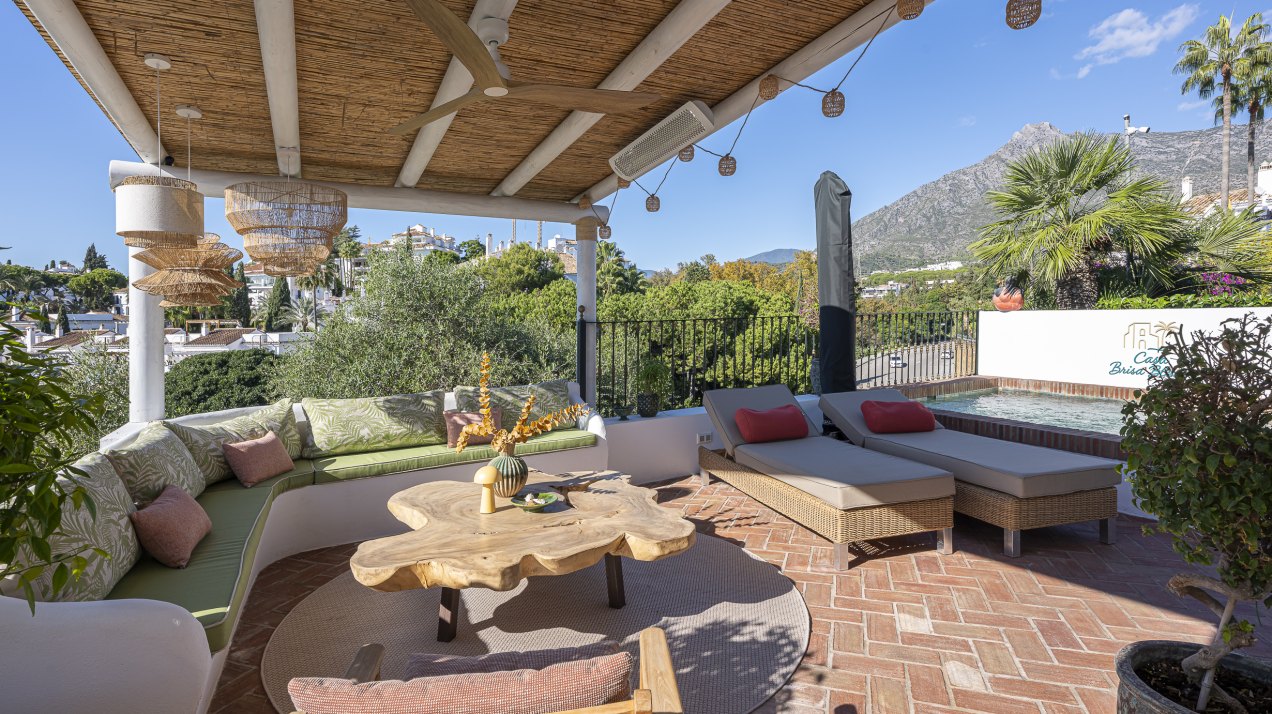 Elegante adosado con piscina privada y vistas panorámicas en Arco Iris, Altos de Puente Romano