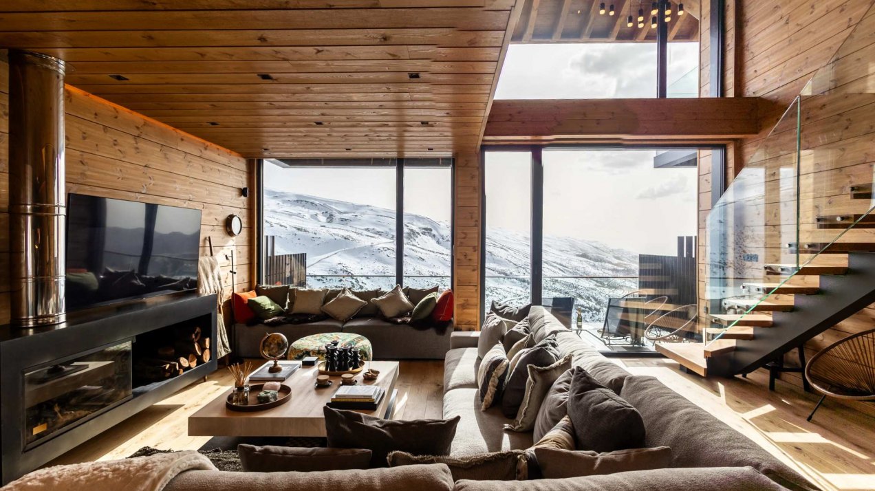 Impeccable villa with breathtaking views, located just 400 meters from the ski lifts of the Sierra Nevada ski resort, Granada