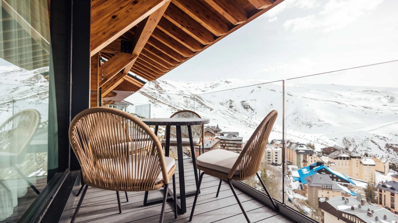 Impeccable villa with breathtaking views, located just 400 meters from the ski lifts of the Sierra Nevada ski resort, Granada