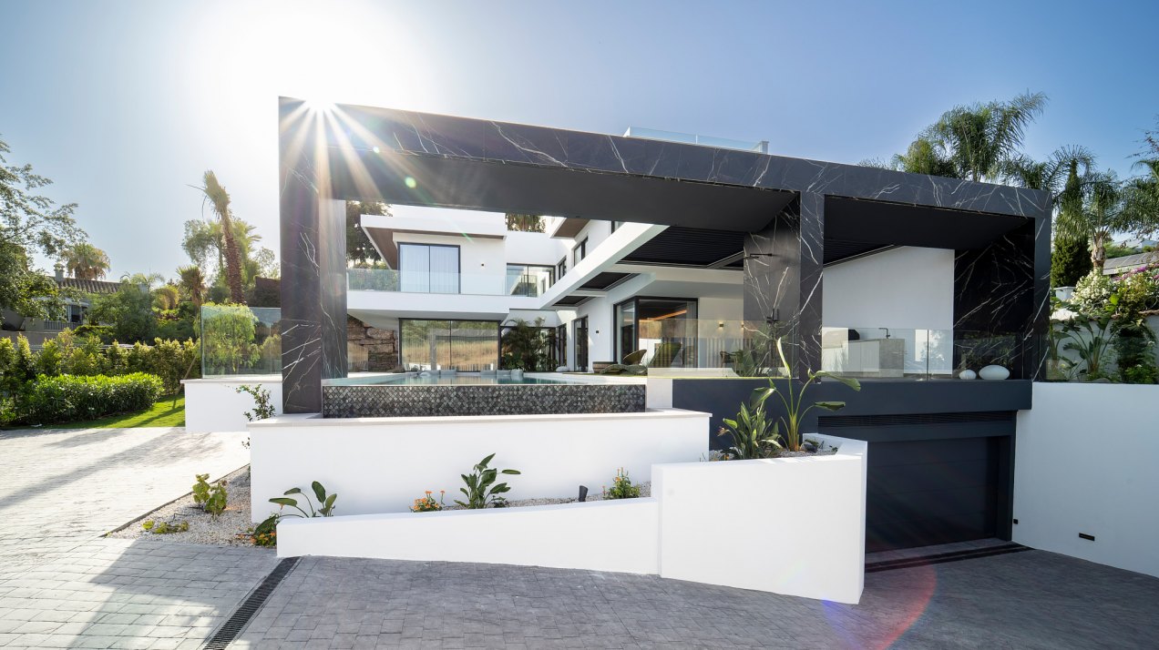 Exceptional new-build luxury villa with panoramic views in El Paraiso, Estepona East