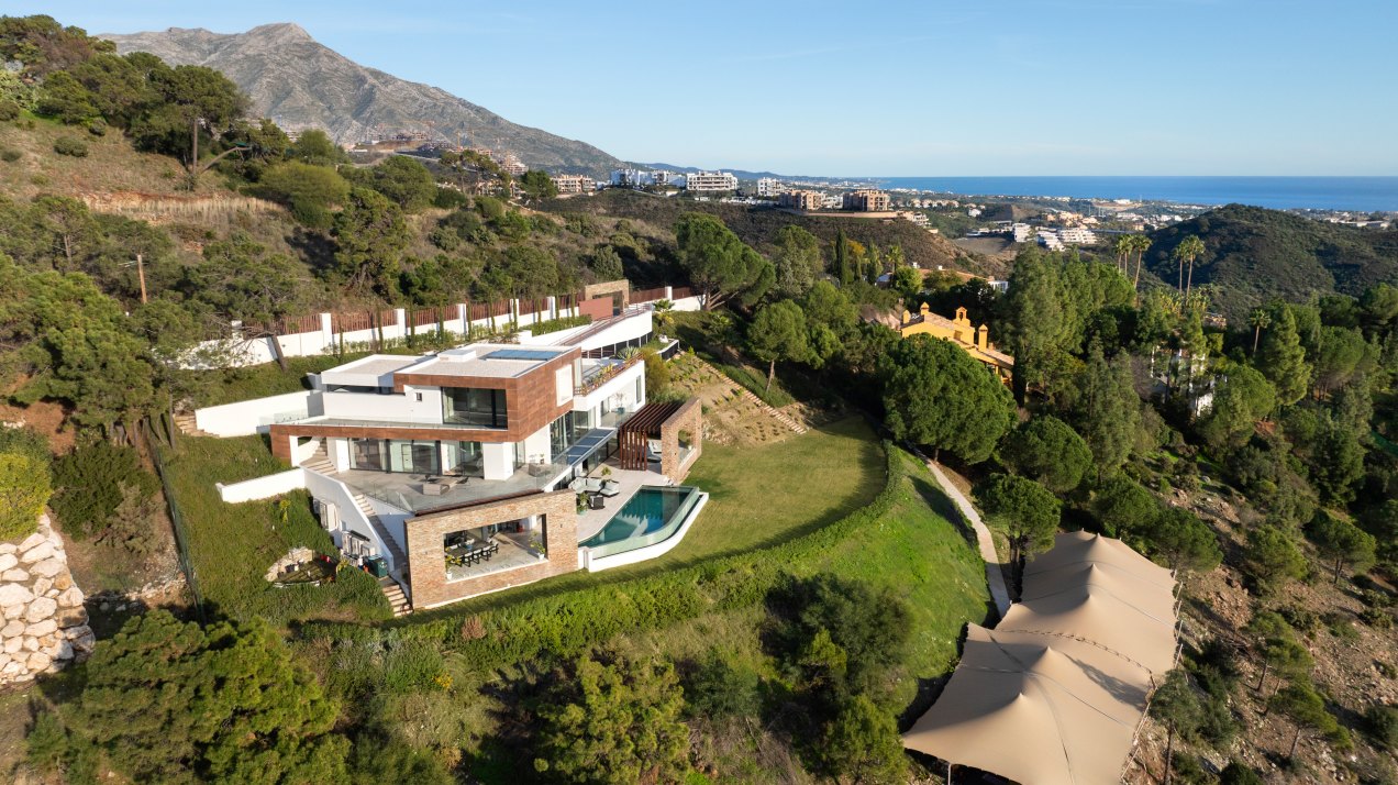 Architectural masterpiece with panoramic sea & mountain views in El Madroñal, Benahavís