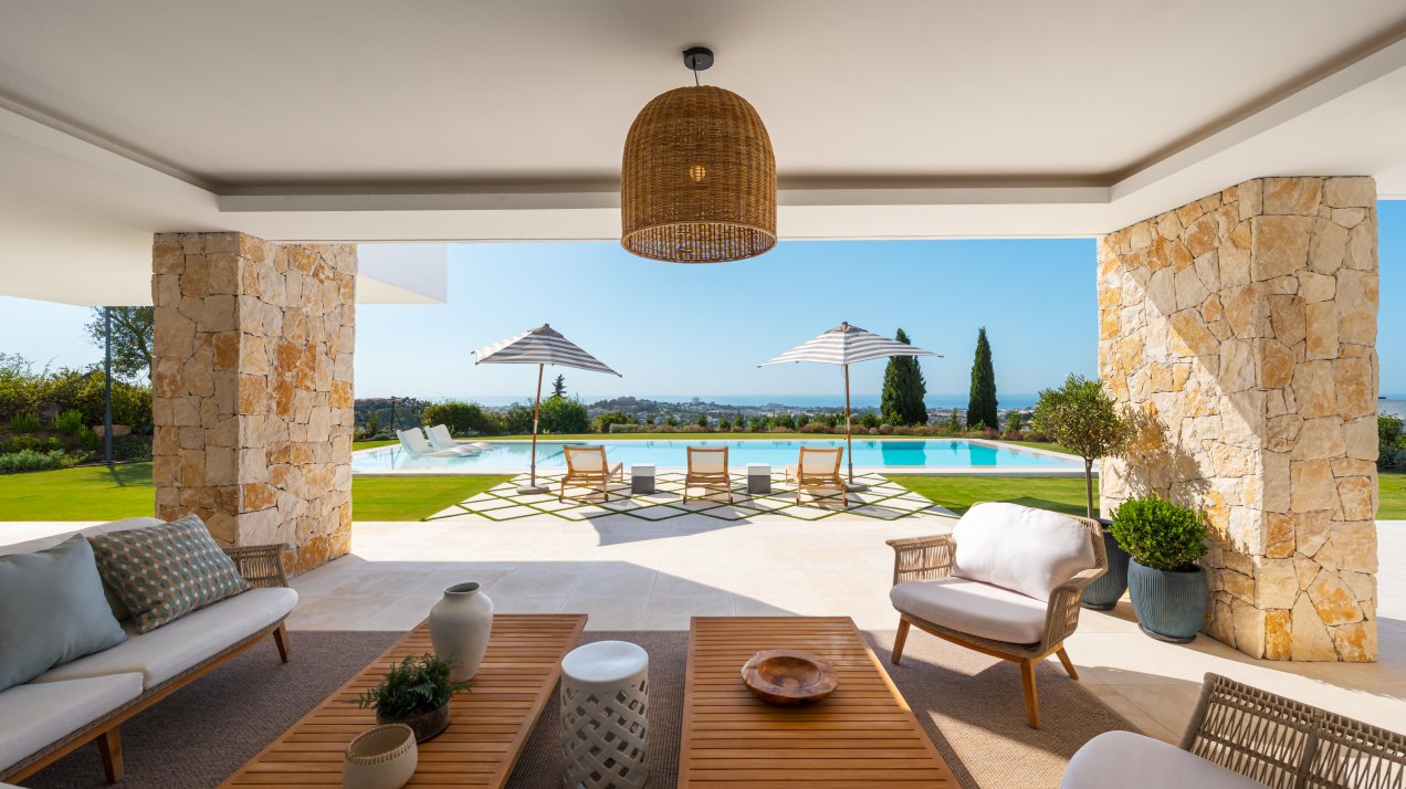 Villa de diseño atemporal con impresionantes vistas abiertas en El Herrojo, Benahavís
