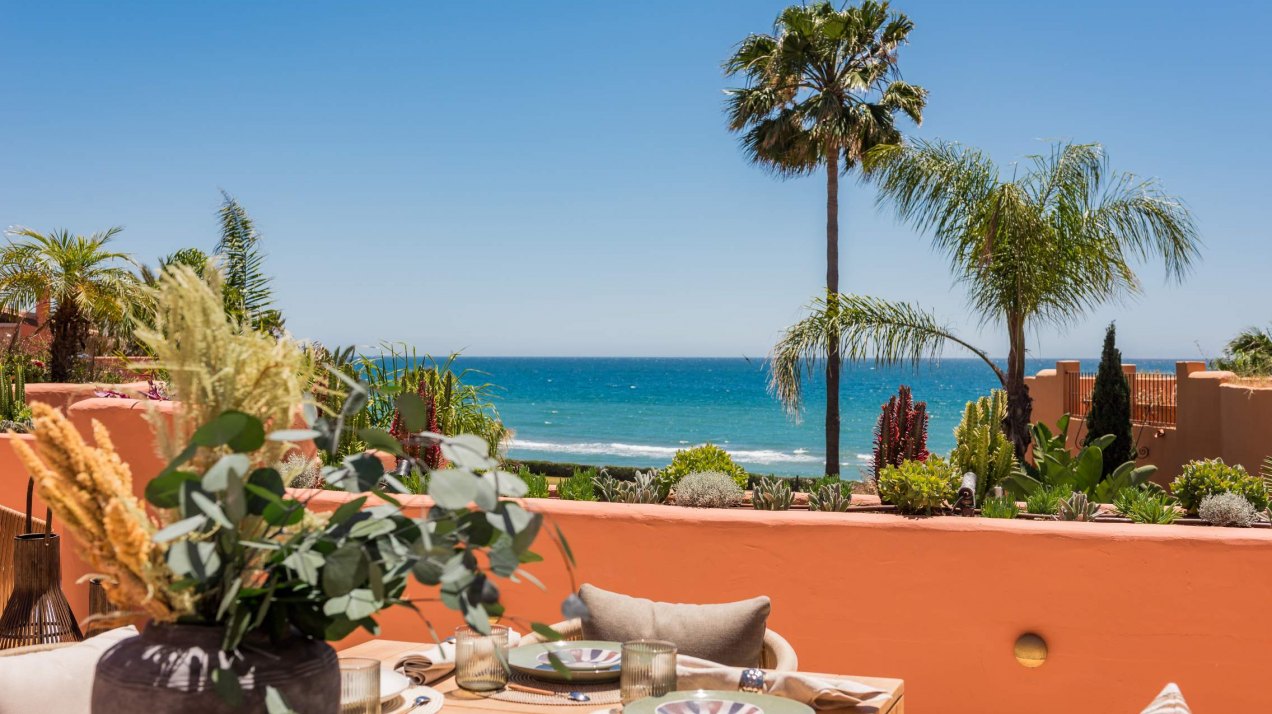 Stunning high end penthouse with spectacular sea views on the beachfront in Marbella East