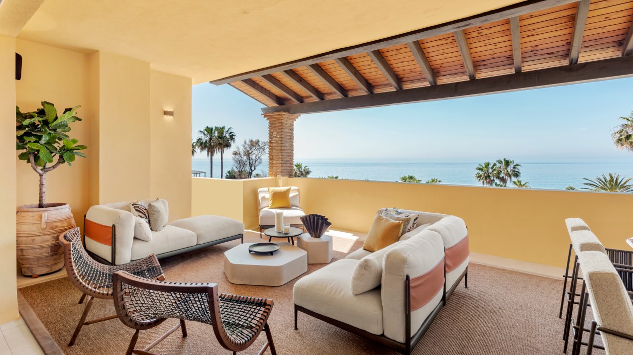 Exceptional duplex penthouse with direct access to the beach and panoramic sea views in Rio Real, Marbella East