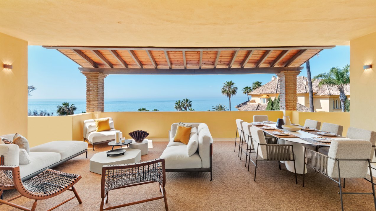 Exceptional duplex penthouse with direct access to the beach and panoramic sea views in Rio Real, Marbella East