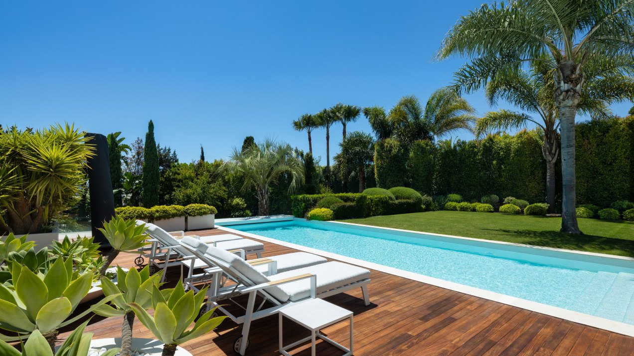 Magnificent modern villa very close to the sea with sea views in Marbella East