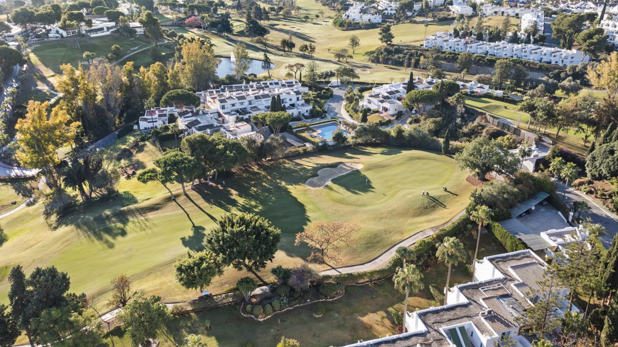 Frontline golf townhouse in gated community in the heart of Nueva Andalucia