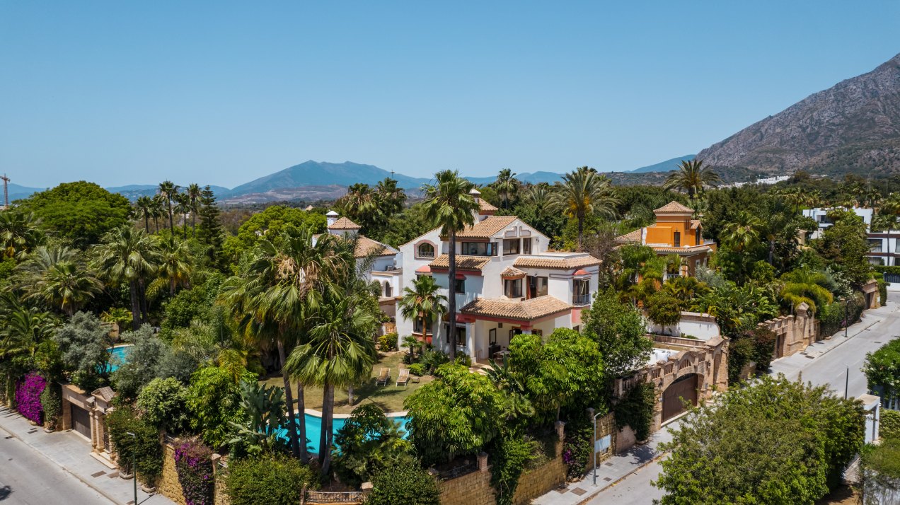 Large classic Andalusian style villa in the heart of the Golden Mile with many possibilities