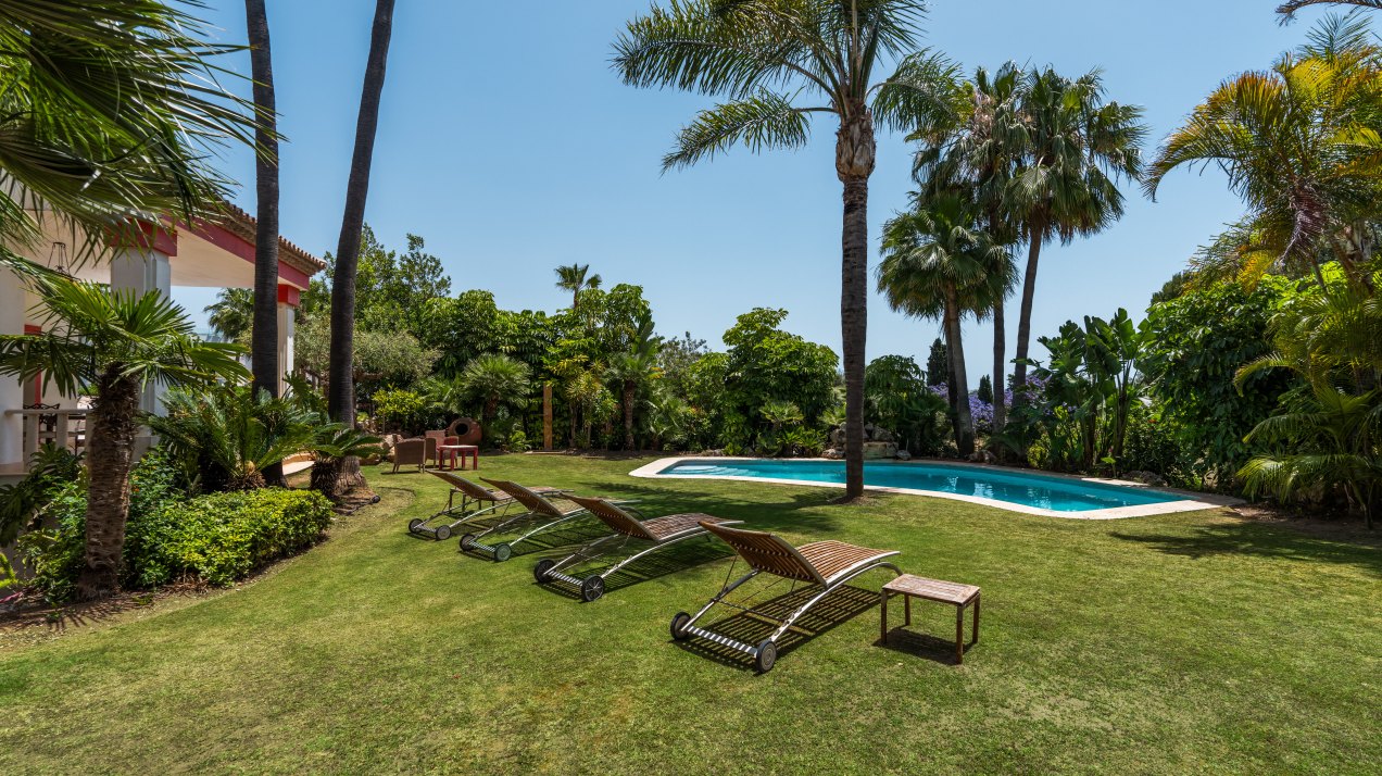 Large classic Andalusian style villa in the heart of the Golden Mile with many possibilities