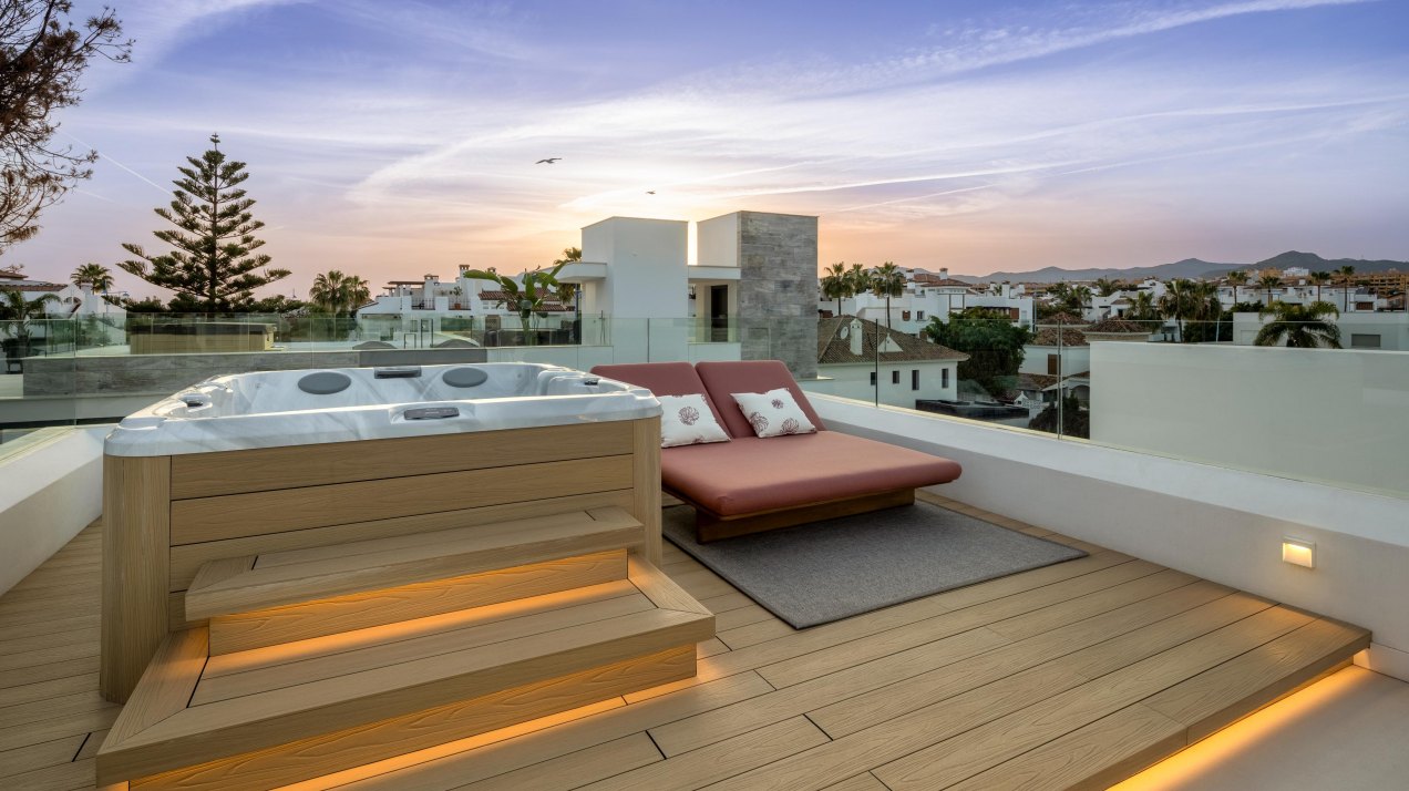 Villa de lujo contemporánea con exquisitos acabados cerca del mar en Cortijo Blanco Nueva Andalucia