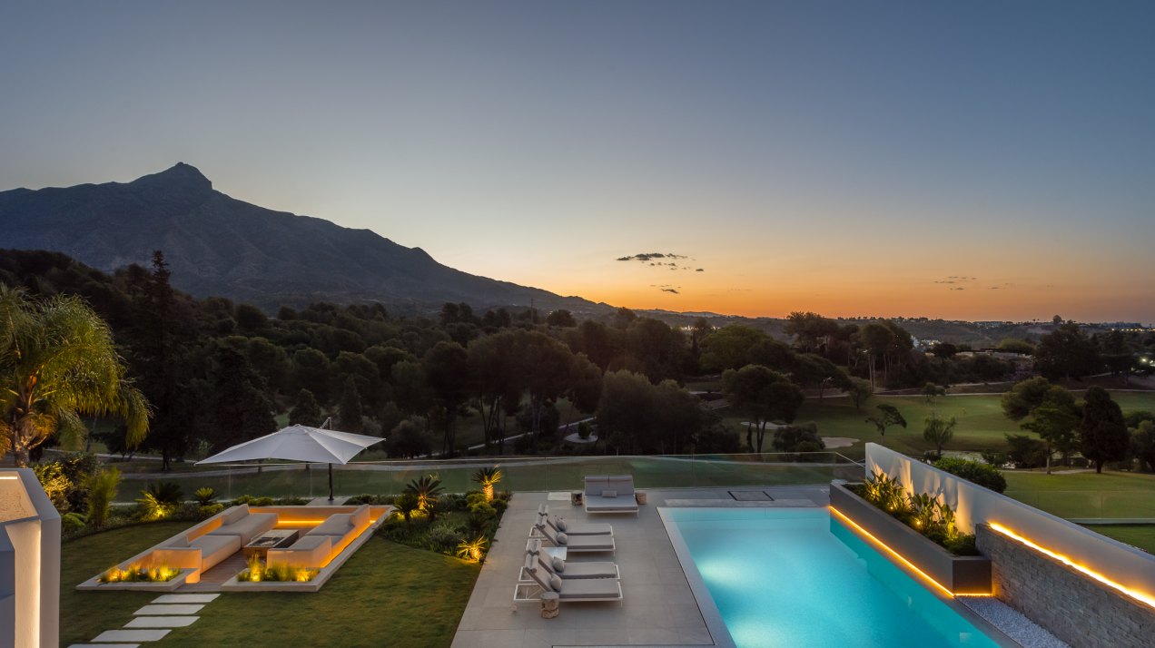 Imposing villa with incredible panoramic views in the heart of the golf valley in Aloha, Nueva Andalucia