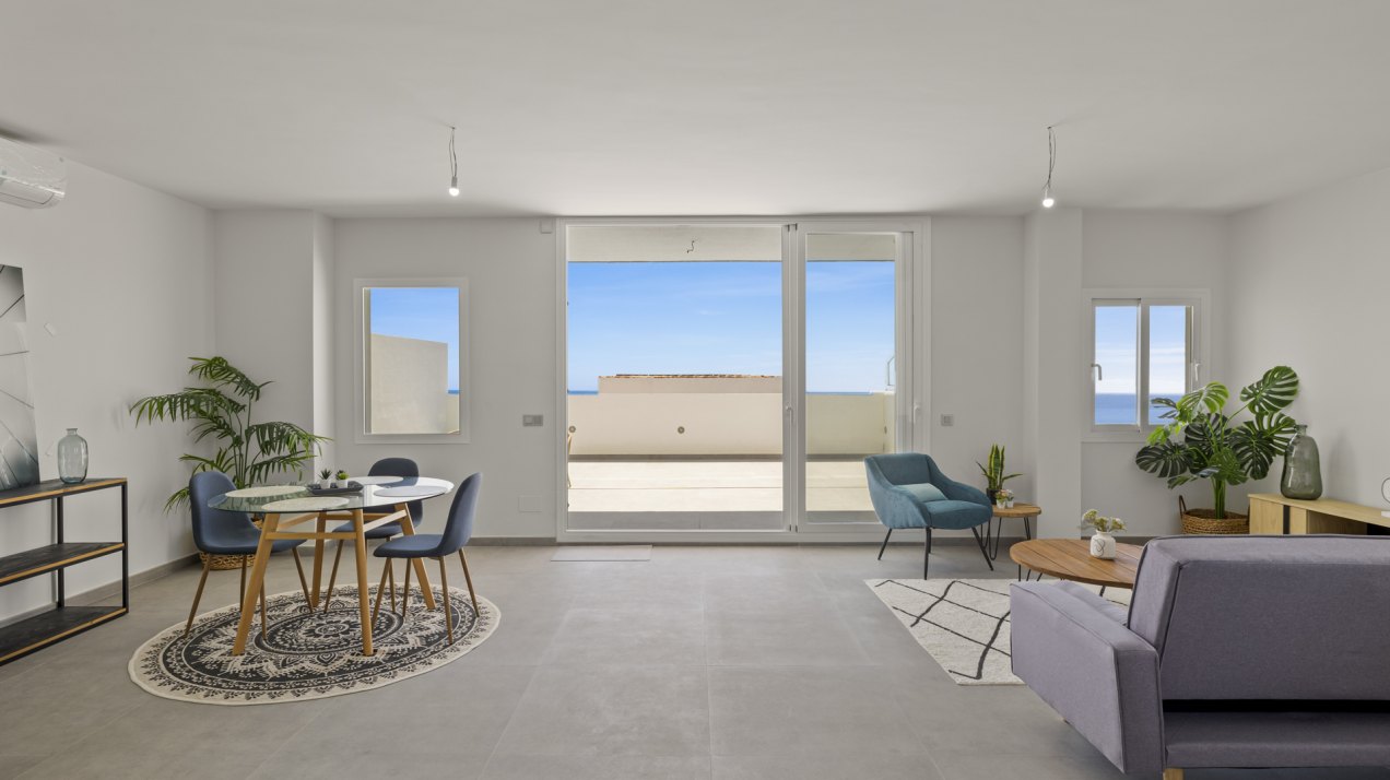 Espectaculares vistas y acceso directo a la playa desde este Atico Duplex en Estepona