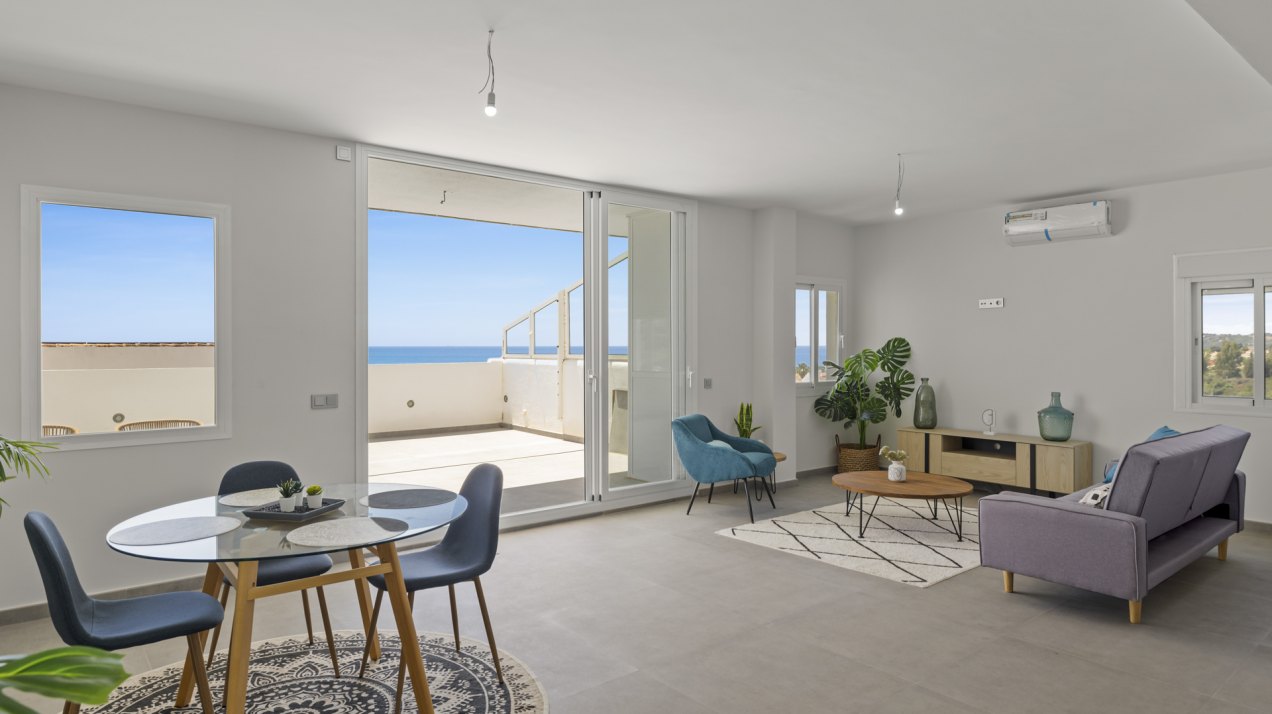 Espectaculares vistas y acceso directo a la playa desde este Atico Duplex en Estepona