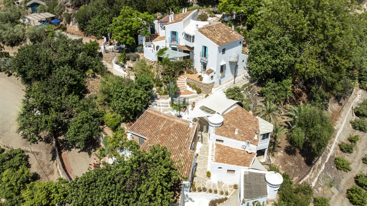 CORTIJO LA PERRINDA, an enchanting refuge in the mountains of Frigiliana, Andalusia