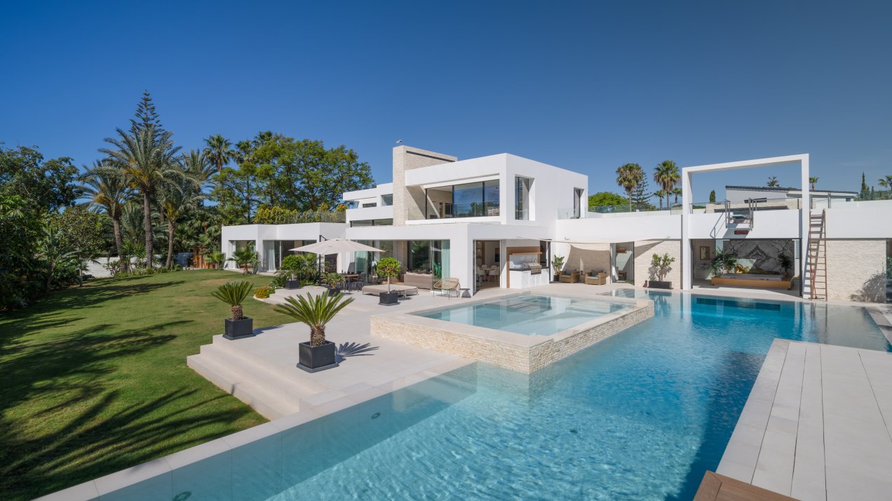 A paradisiacal villa, with all luxury details, on the Mediterranean coast of Estepona