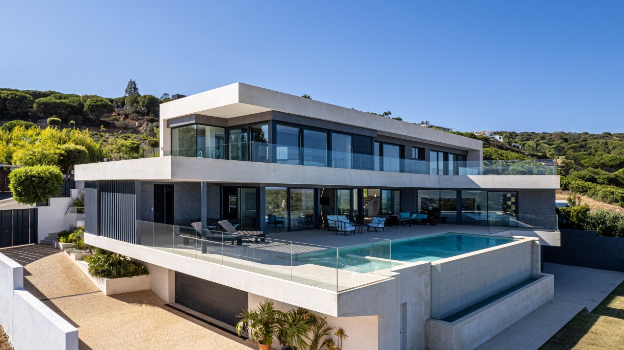 Vistas de infarto y decoración interior moderna en esta villa en Sotogrande