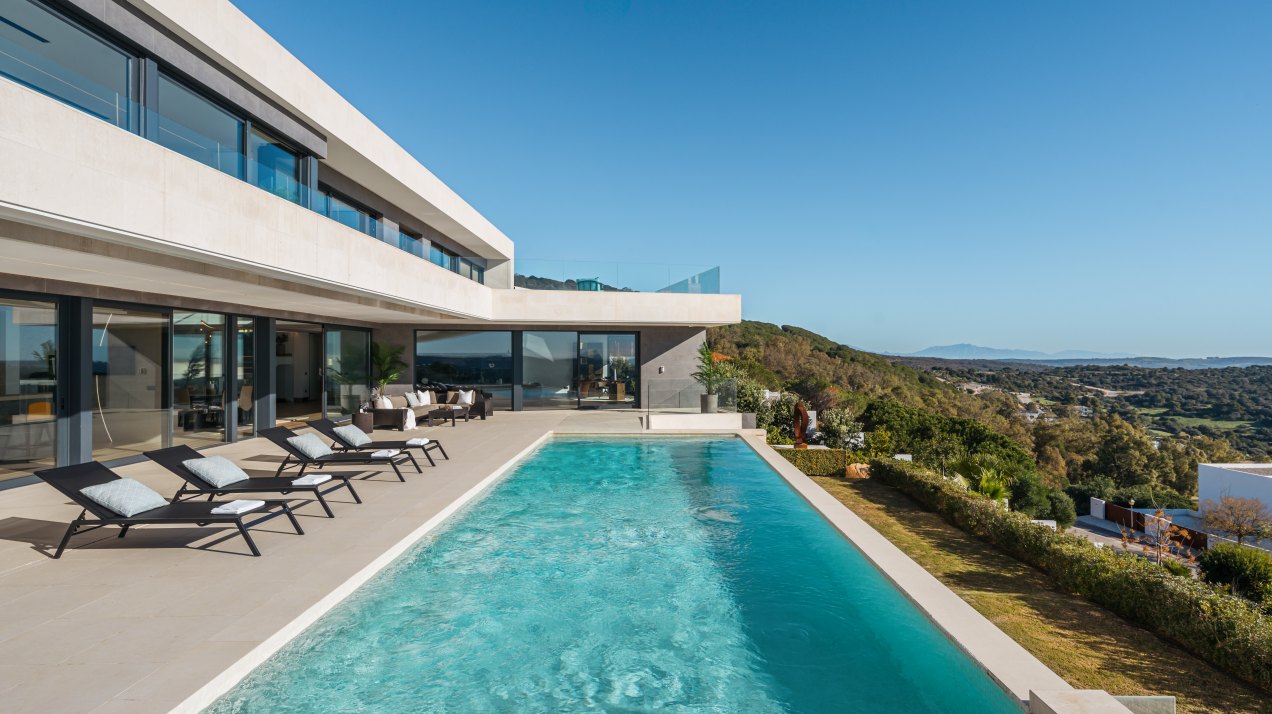 Vistas de infarto y decoración interior moderna en esta villa en Sotogrande