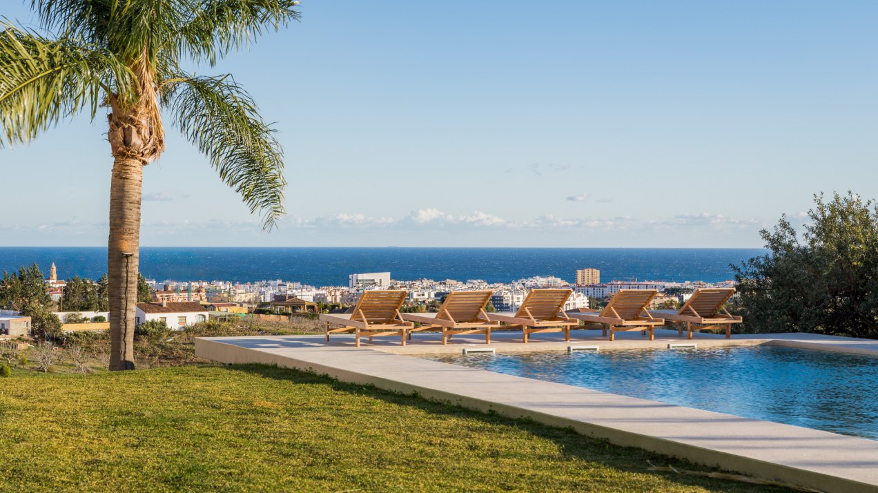 Villa andaluza-nórdica con vistas panorámicas a la Bahía de Estepona