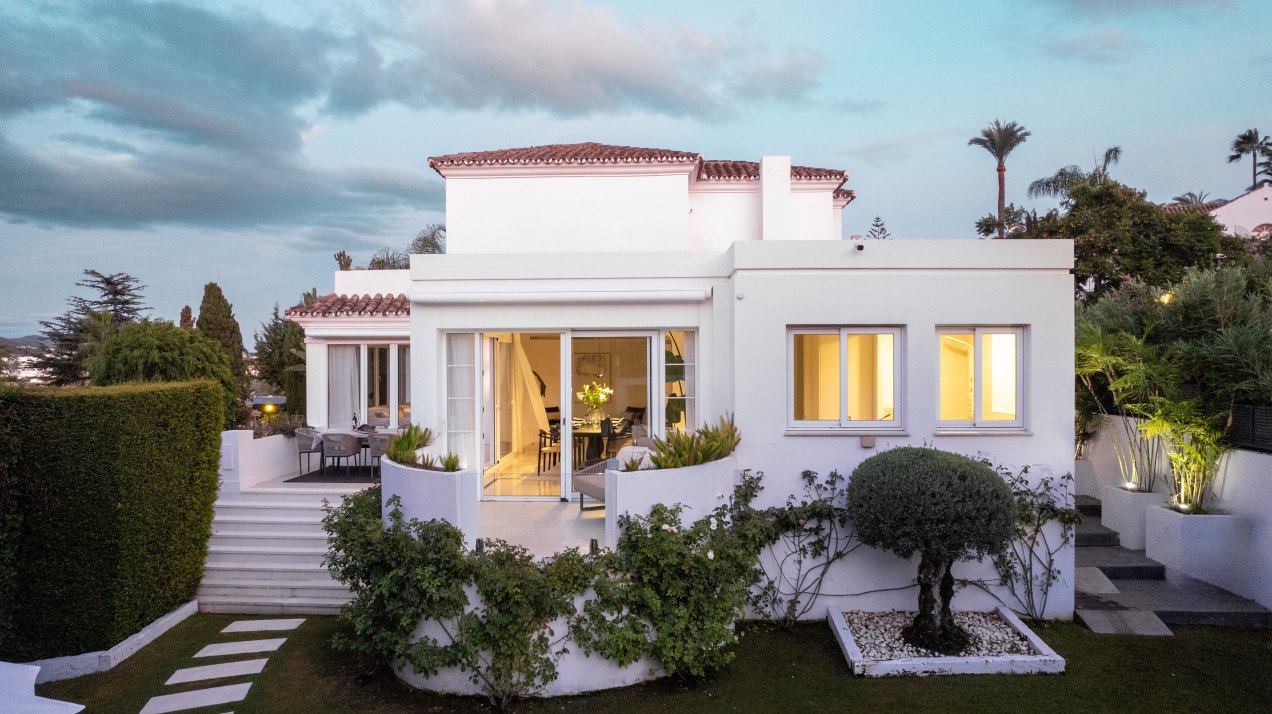 Bella villa, con mucha privacidad y vistas a la montaña, en Nueva Andalucia
