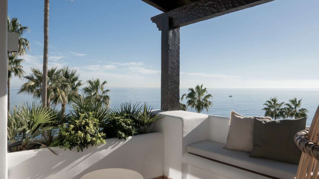 Bright beachfront duplex penthouse in a luxury residential complex in Estepona