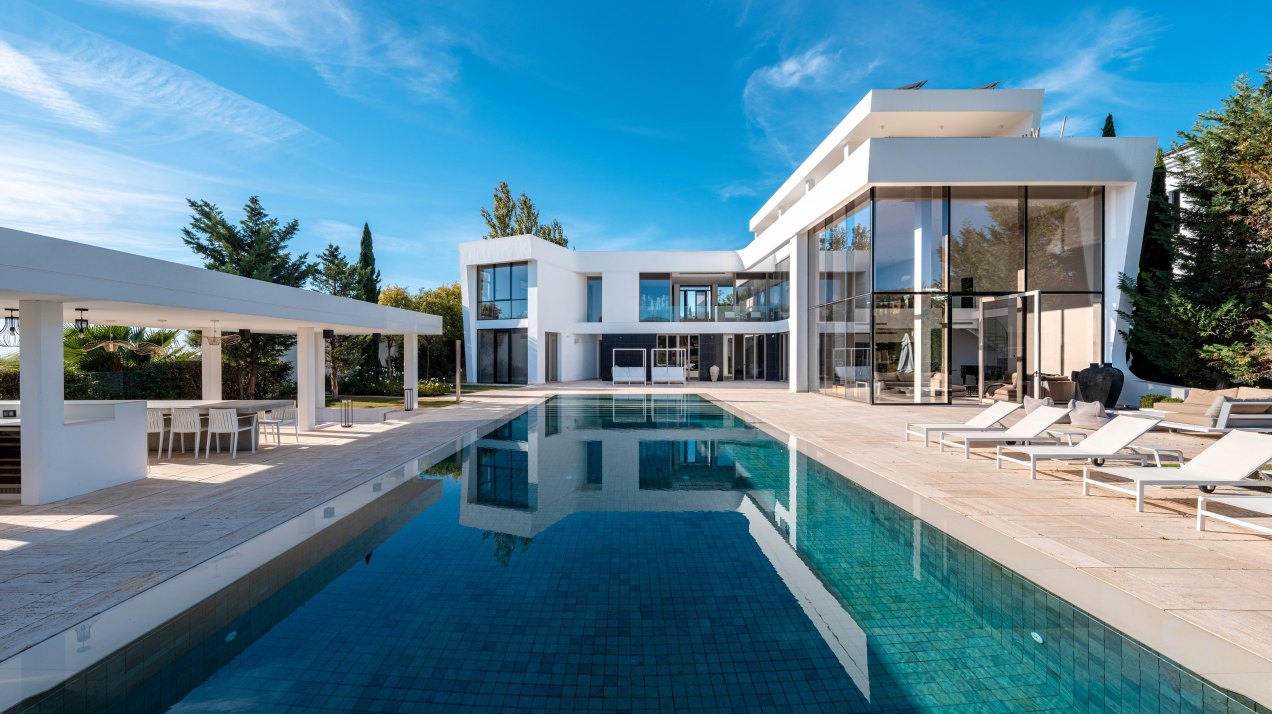 Luxury contemporary glazed frontline golf villa in Los Flamingos, Benahavis, Benahavis