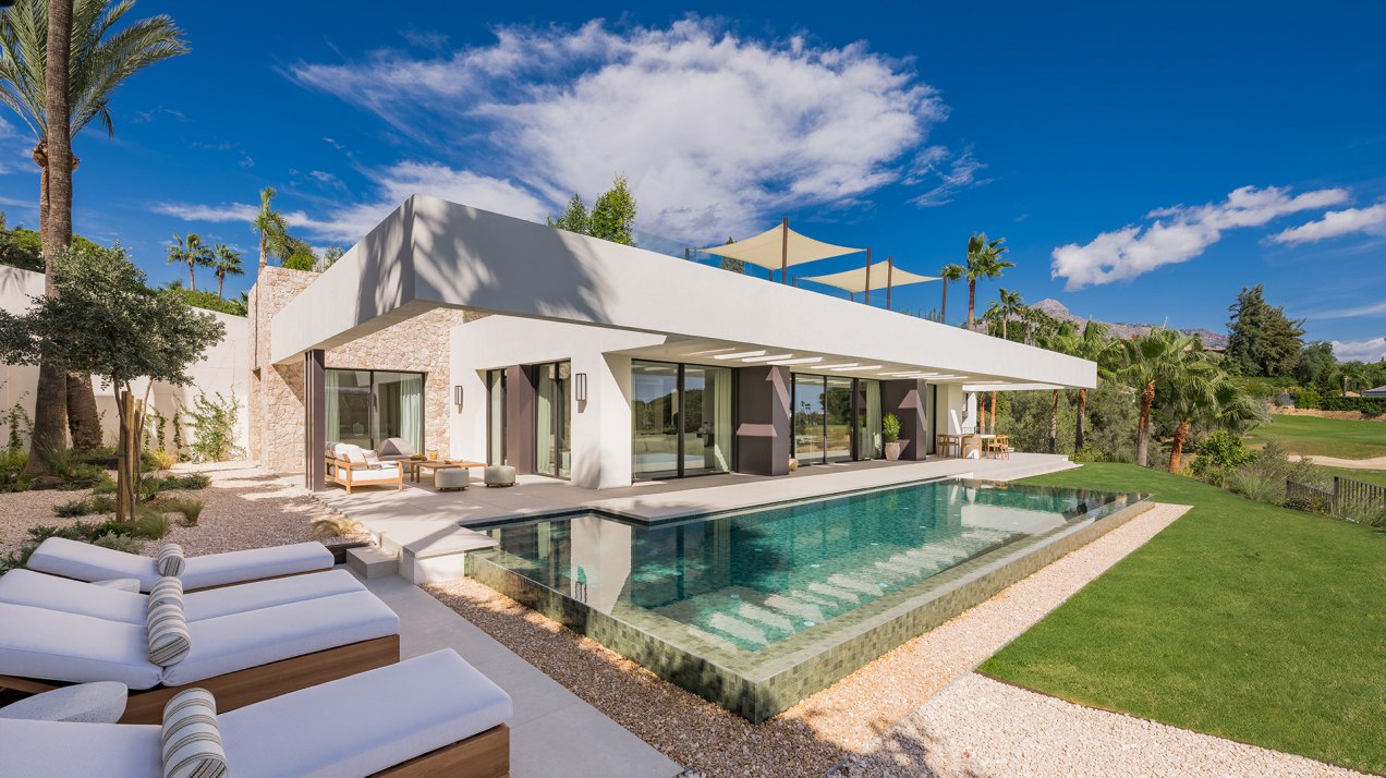 Modern villa with views for golf lovers in Nueva Andalucía