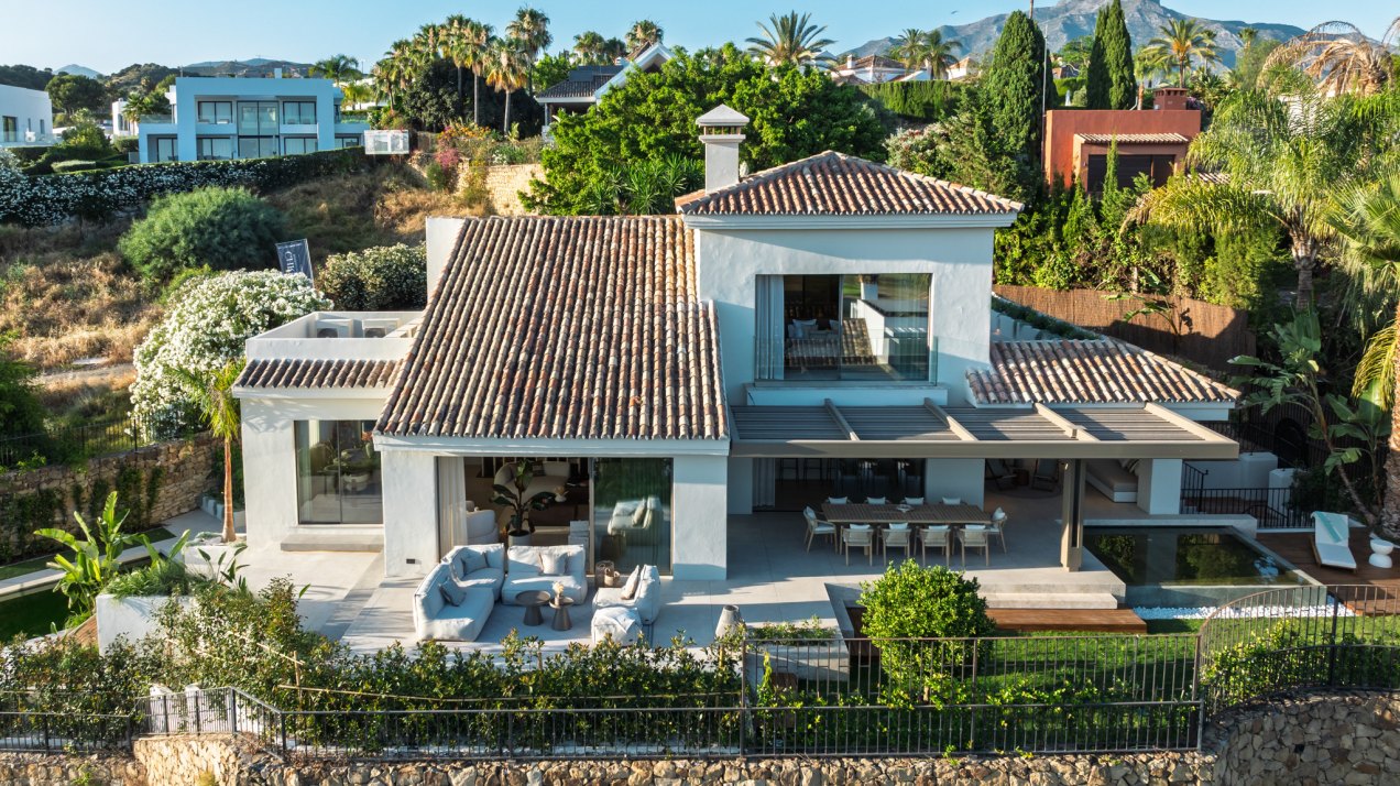 Centauro 15: A Balinese-style oasis villa in the heart of the Golf Valley in Nueva Andalucía