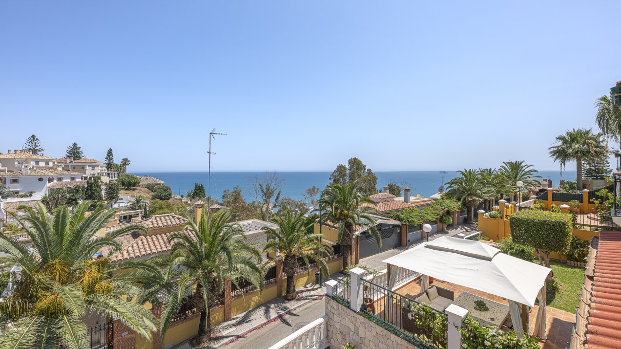 Elegant home with sea views and great potential for personalized renovation in Gibralfaro, Málaga
