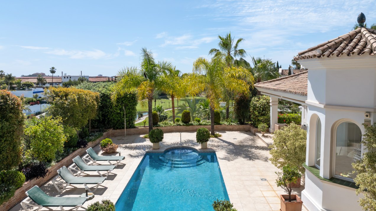 Elegant family villa with guest house and open views to the golf course and the sea in El Herrojo
