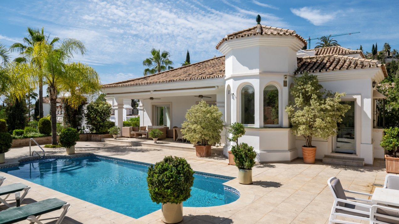 Elegant family villa with guest house and open views to the golf course and the sea in El Herrojo